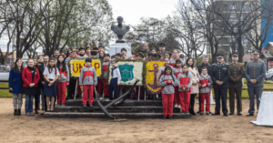 Estudiantes rinden homenaje a Arturo Prat con entrega de flores y poema en el 21 de mayo