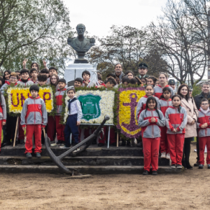 Estudiantes rinden homenaje a Arturo Prat con entrega de flores y poema en el 21 de mayo