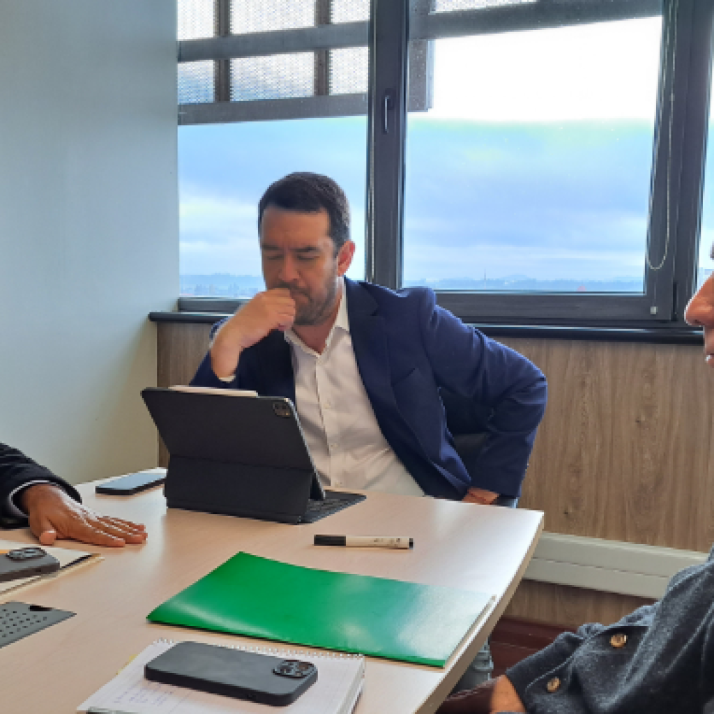Alcalde de Victoria se reúne con Gobernador Luciano Rivas por obras en la comuna.