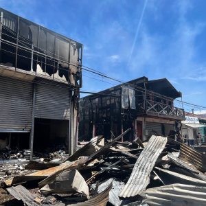 Fuego consume 9 locales comerciales y 2 viviendas en Victoria
