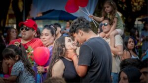 Más de mil personas celebraron el Día del Amor y la Amistad en la Plaza Balmaceda