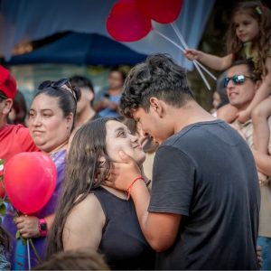 Más de mil personas celebraron el Día del Amor y la Amistad en la Plaza Balmaceda