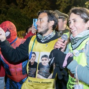 Multitud de victorienses reciben a Camila Gómez, madre de Tomás Ross, pequeño que necesita medicamento de 3.500 millones de pesos
