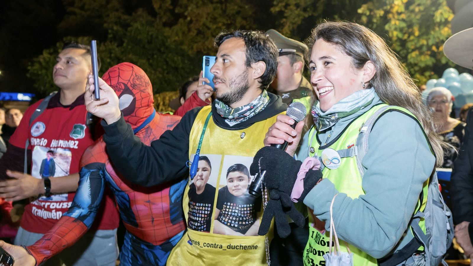 Multitud de victorienses reciben a Camila Gómez, madre de Tomás Ross, pequeño que necesita medicamento de 3.500 millones de pesos
