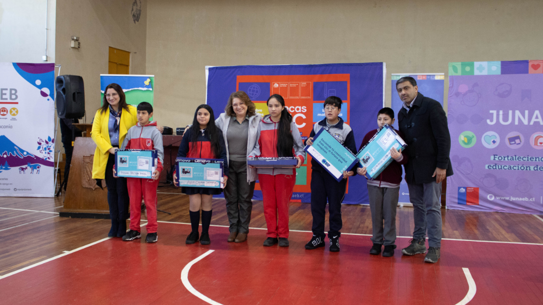 JUNAEB entrega 288 computadores a estudiantes de Victoria