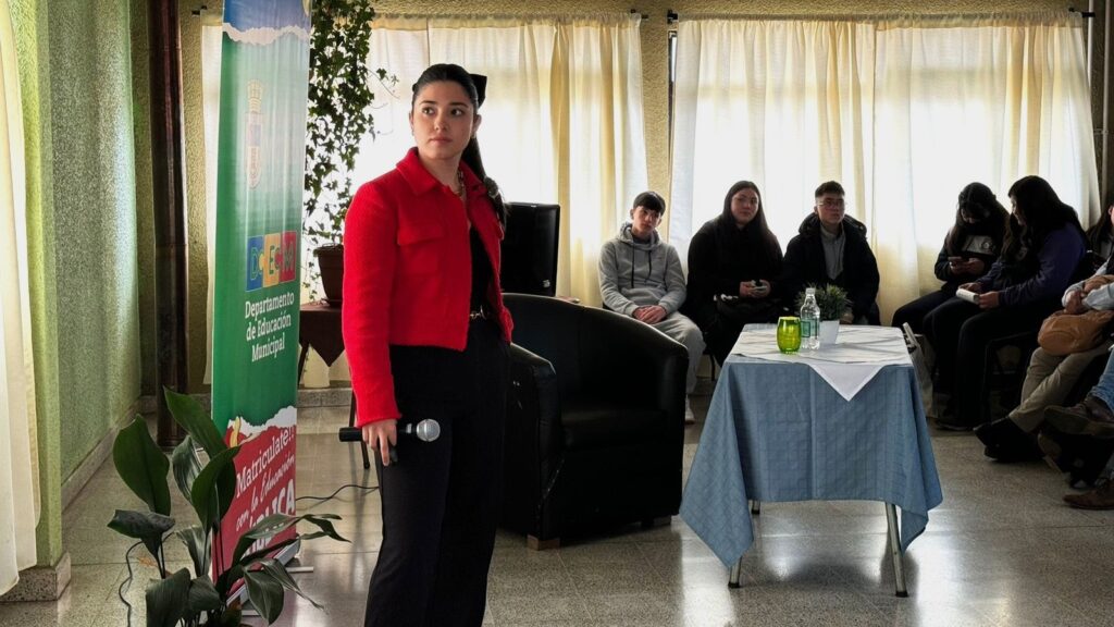 Más de 300 estudiantes participan en charla de inglés de influencer María Belén