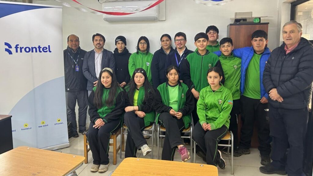 Escuela Las Cardas de Selva Oscura recibe reconocimiento de Frontel