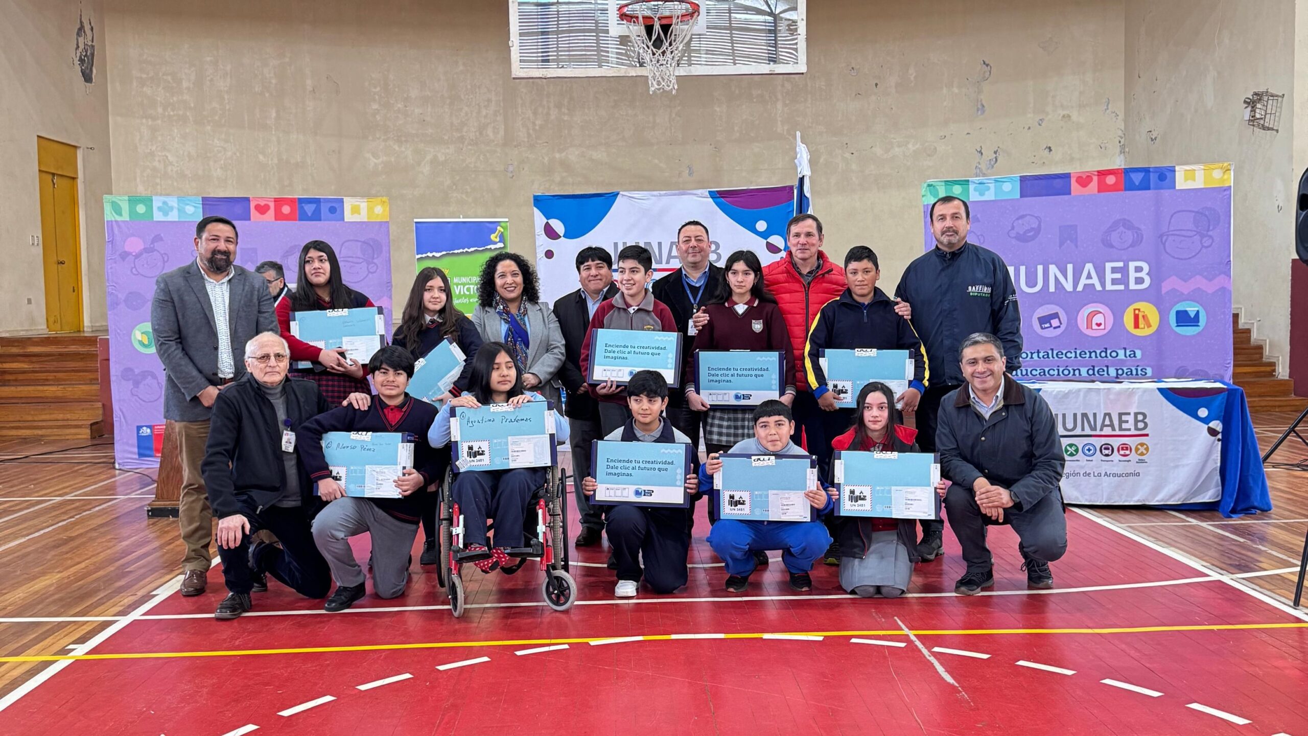 JUNAEB entrega 281 computadores a estudiantes de Victoria