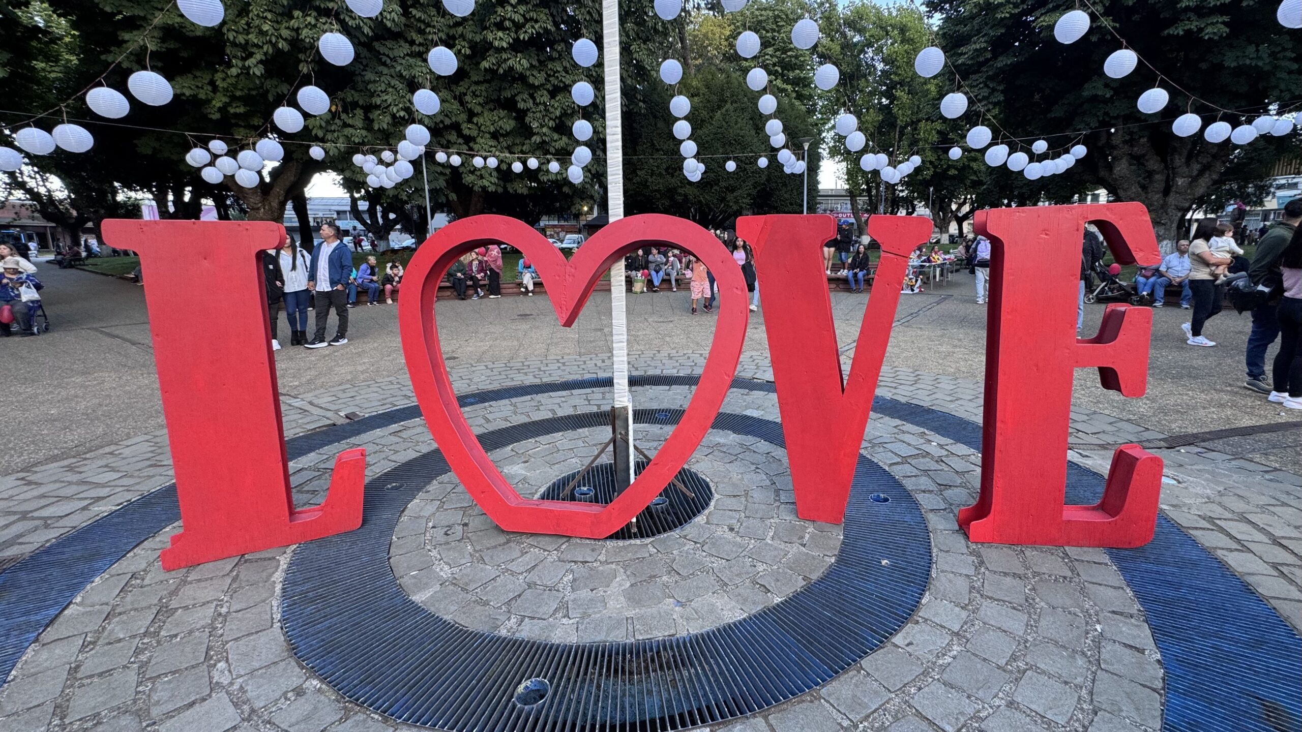 Victoria celebró el Día del Amor y la Amistad en la Plaza Balmaceda