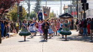 Victoria desfila por sus 145 años  de vida