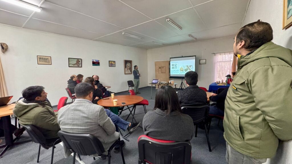 Charla sobre calidad del aire reúne a autoridades y especialistas en la Biblioteca Municipal