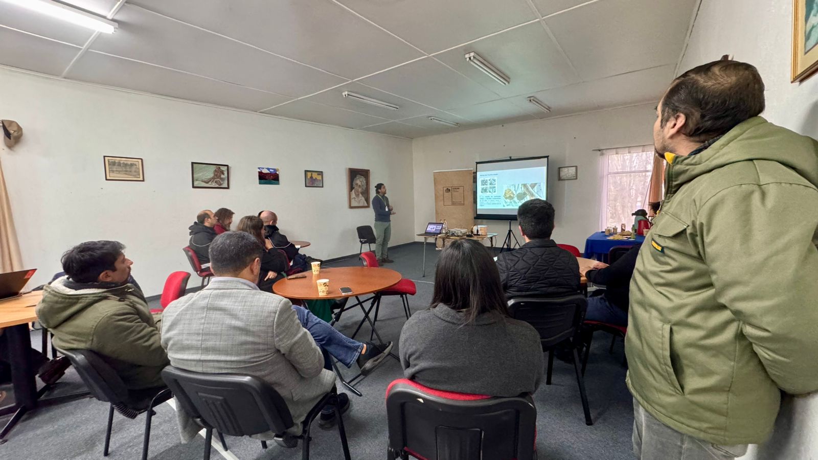 Charla sobre calidad del aire reúne a autoridades y especialistas en la Biblioteca Municipal