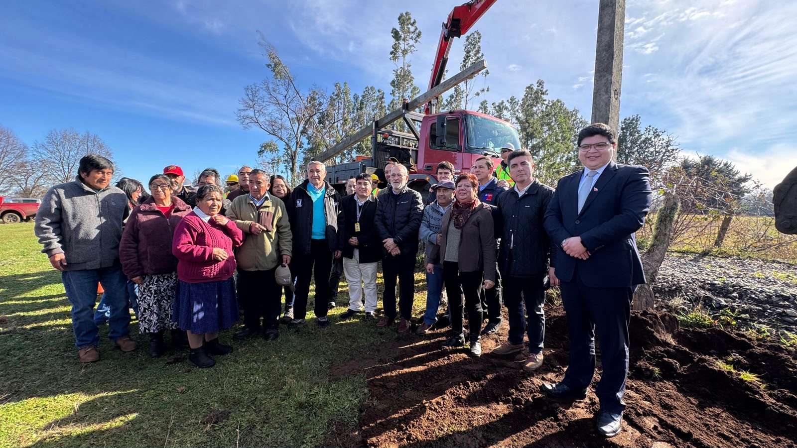 Con instalación del primer poste comienza histórico proyecto de electrificación rural para 65 familias de Victoria