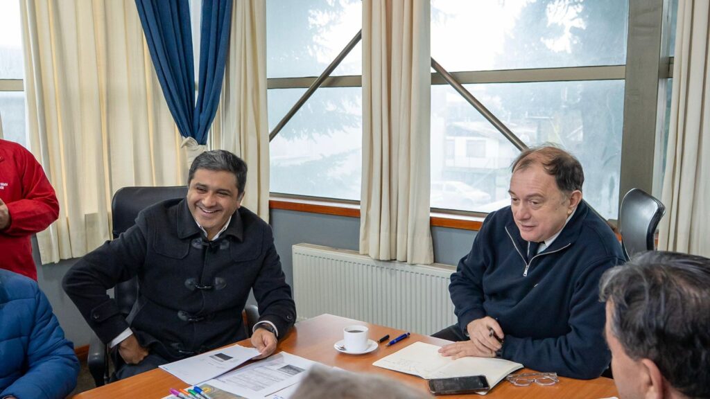Ministro de Vivienda visita victoria para abordar proyectos y soluciones habitacionales