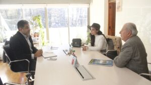 EQUIPO DE LA REVISTA “LOS PINOS” PRESENTA PROYECTO FONDART AL ALCALDE DE VICTORIA