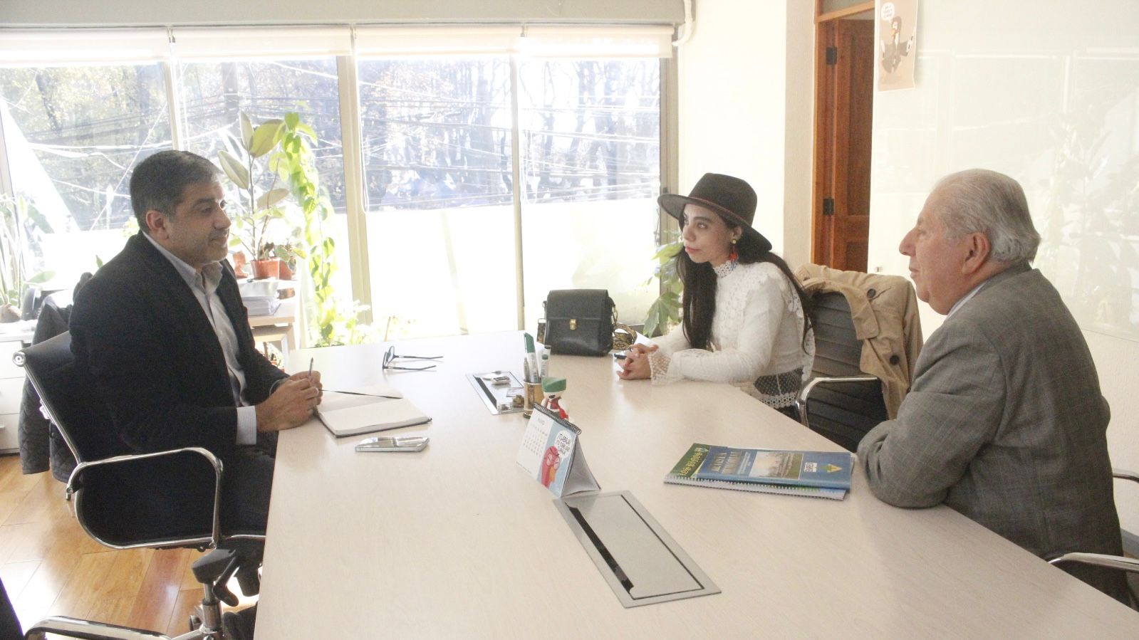 EQUIPO DE LA REVISTA “LOS PINOS” PRESENTA PROYECTO FONDART AL ALCALDE DE VICTORIA