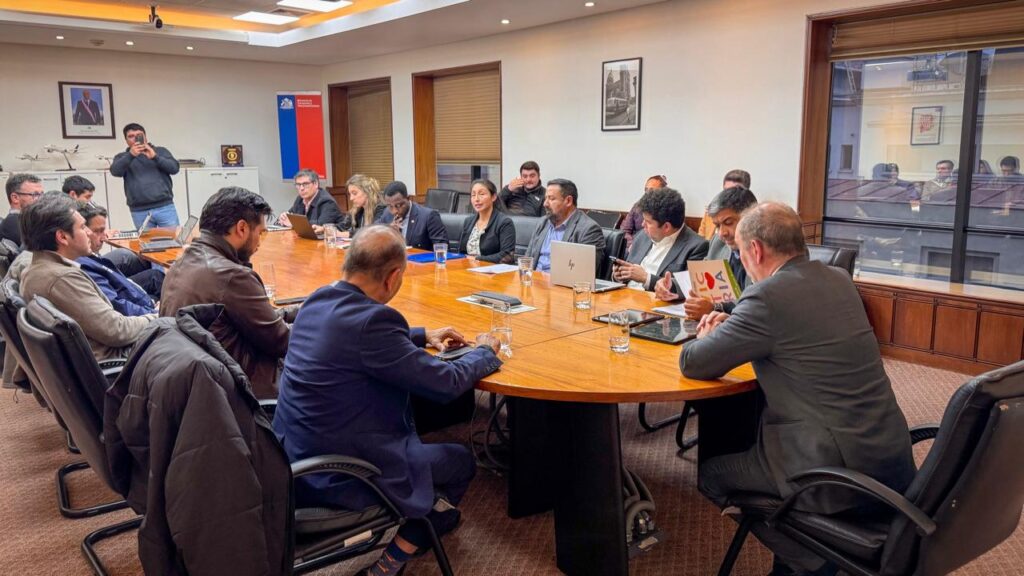Mejoras en transporte, caminos y conectividad para sectores rurales: Alcalde de Victoria se reúne con Biministro de Transporte y Obras Públicas