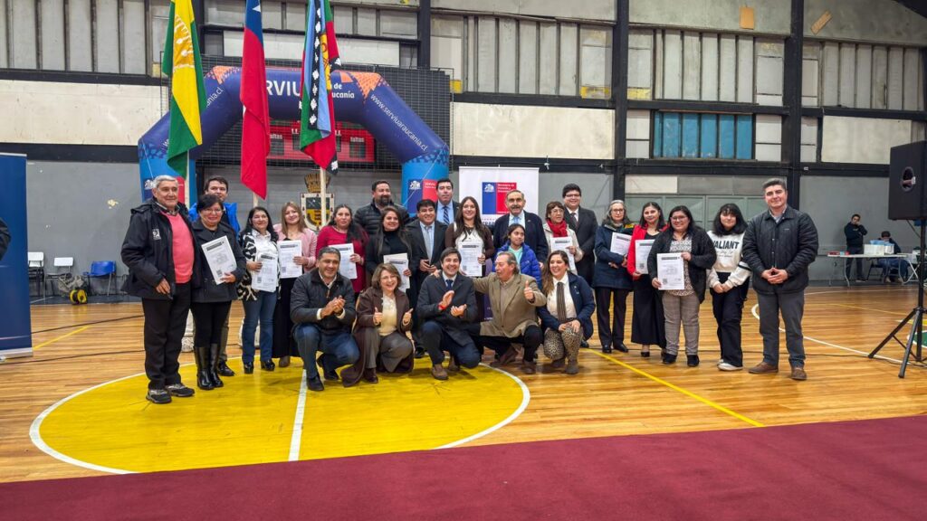 374 familias recibieron las escrituras de sus viviendas en Victoria